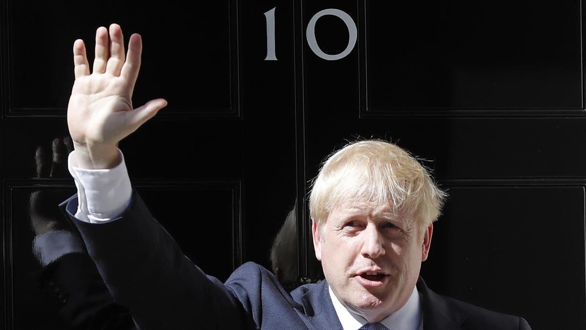 El nuevo primer ministro británico, Boris Johnson, saluda en la puerta del 10 de Downing Street, este miércoles.