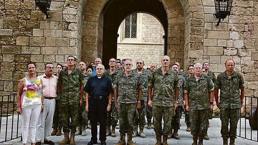 Los militares, ayer, en el acto de homenaje a los asesinados.