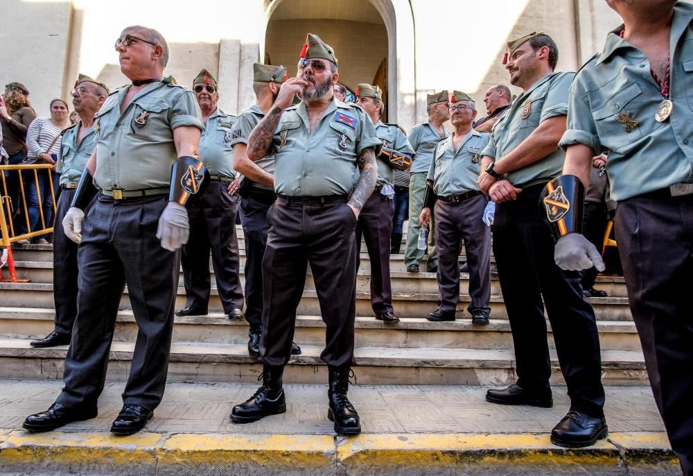 Multitud de público arropó la procesión organizada por la Hermandad del Calvario de Elda, en la que sesenta exlegionarios portaron a hombros el trono.