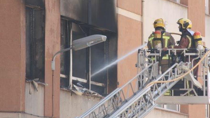 Bombers apagant el foc que va afectar un bloc de pisos de Manresa