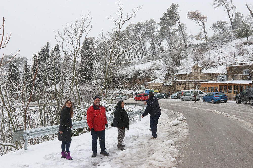 Las primeras nevadas llegan al Puerto del León, en los Montes de Málaga, que se sitúa a 900 metros de altura