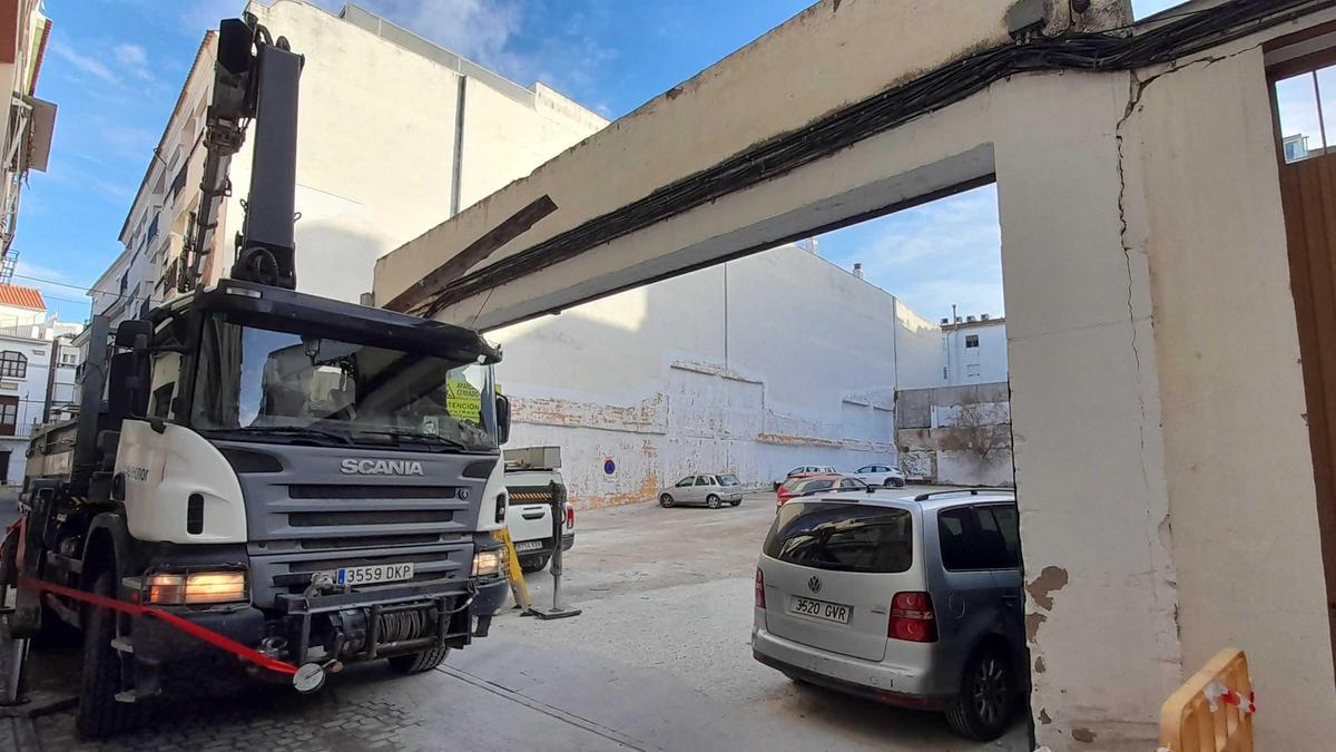 Primeros trabajos en el futuro aparcamiento en altura de Cabra.