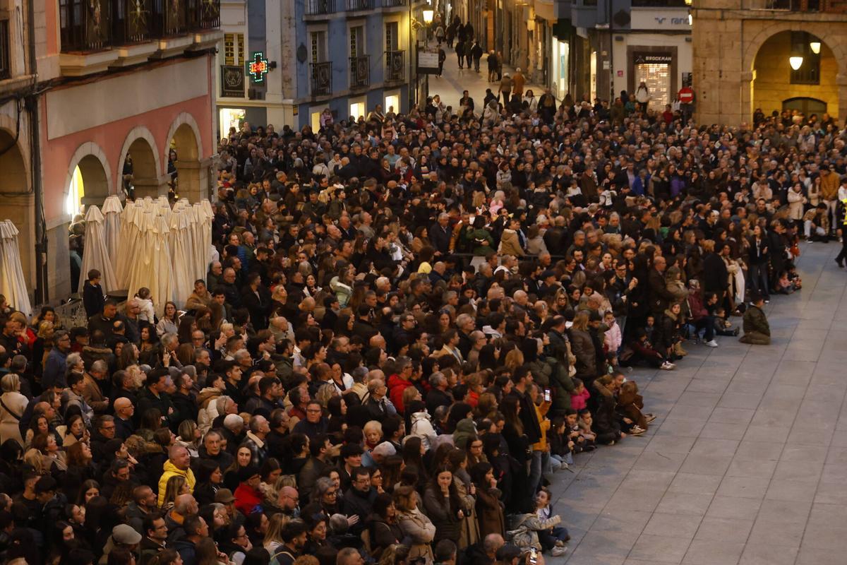 Asistentes a la Procesión del encuentro
