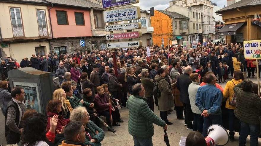 Manifestantes ayer en A Rúa para reclamar un nuevo centro de salud y mejoras en la sanidad. // FdV