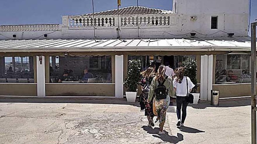 La entrada de clientes fue continua ayer al mediodÃ­a.