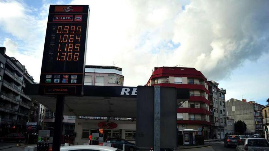 Torre con los nuevos precios de los carburantes en la estación de servicio de San Roque. // Iñaki Abella