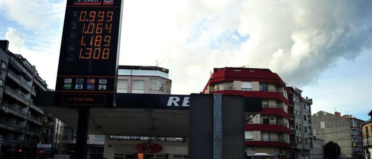 Torre con los nuevos precios de los carburantes en la estación de servicio de San Roque. // Iñaki Abella