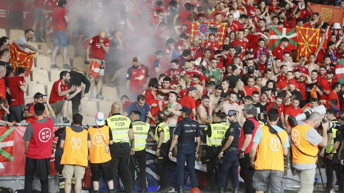 Aficionados de Osasuna tienen que abandonar parte de la grada tras el lanzamiento de una bengala.