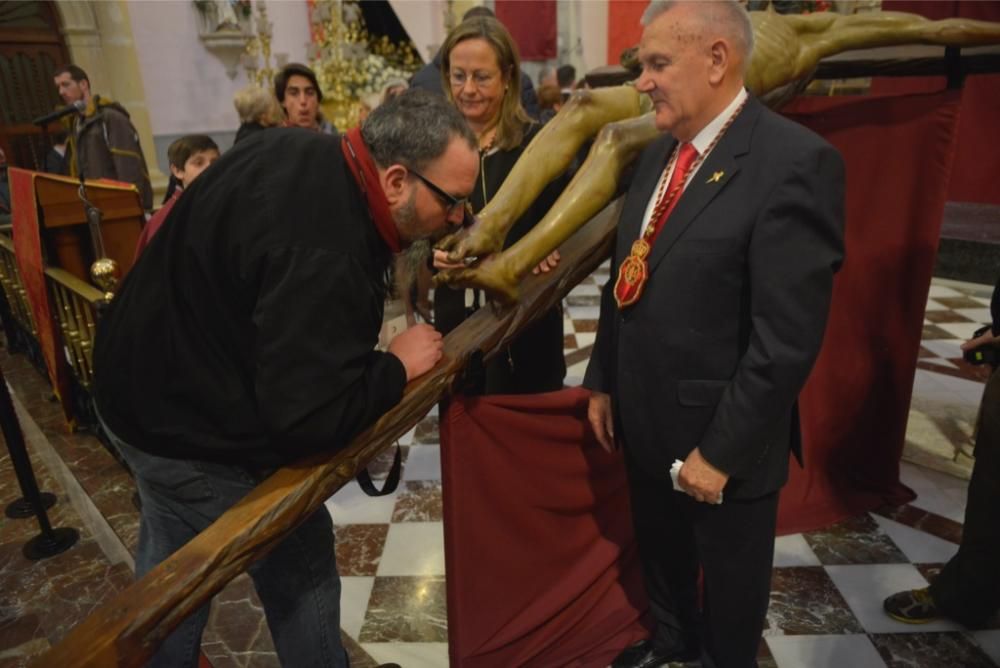 La lluvia no puede con el Besapié del Perdón