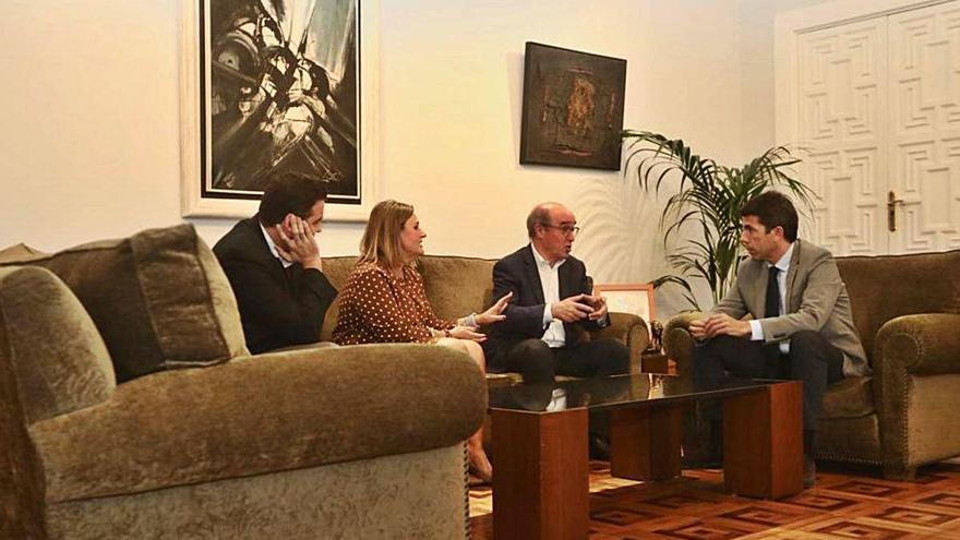 El presidente Carlos Mazón reunido en el Palacio Provincial con los responsables de Hosbec.