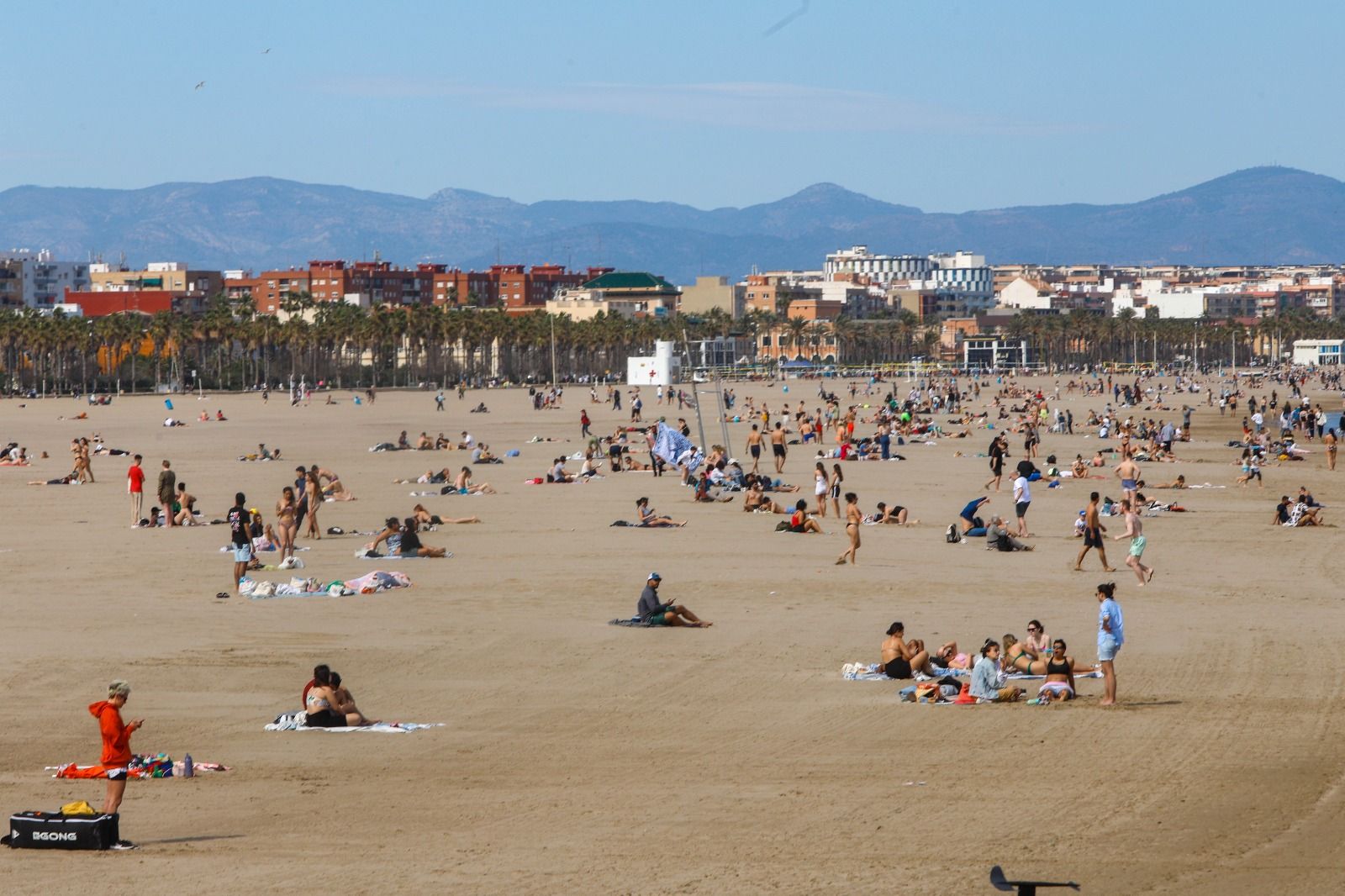 Los valencianos toman la playa en un sábado que roza los 30 grados