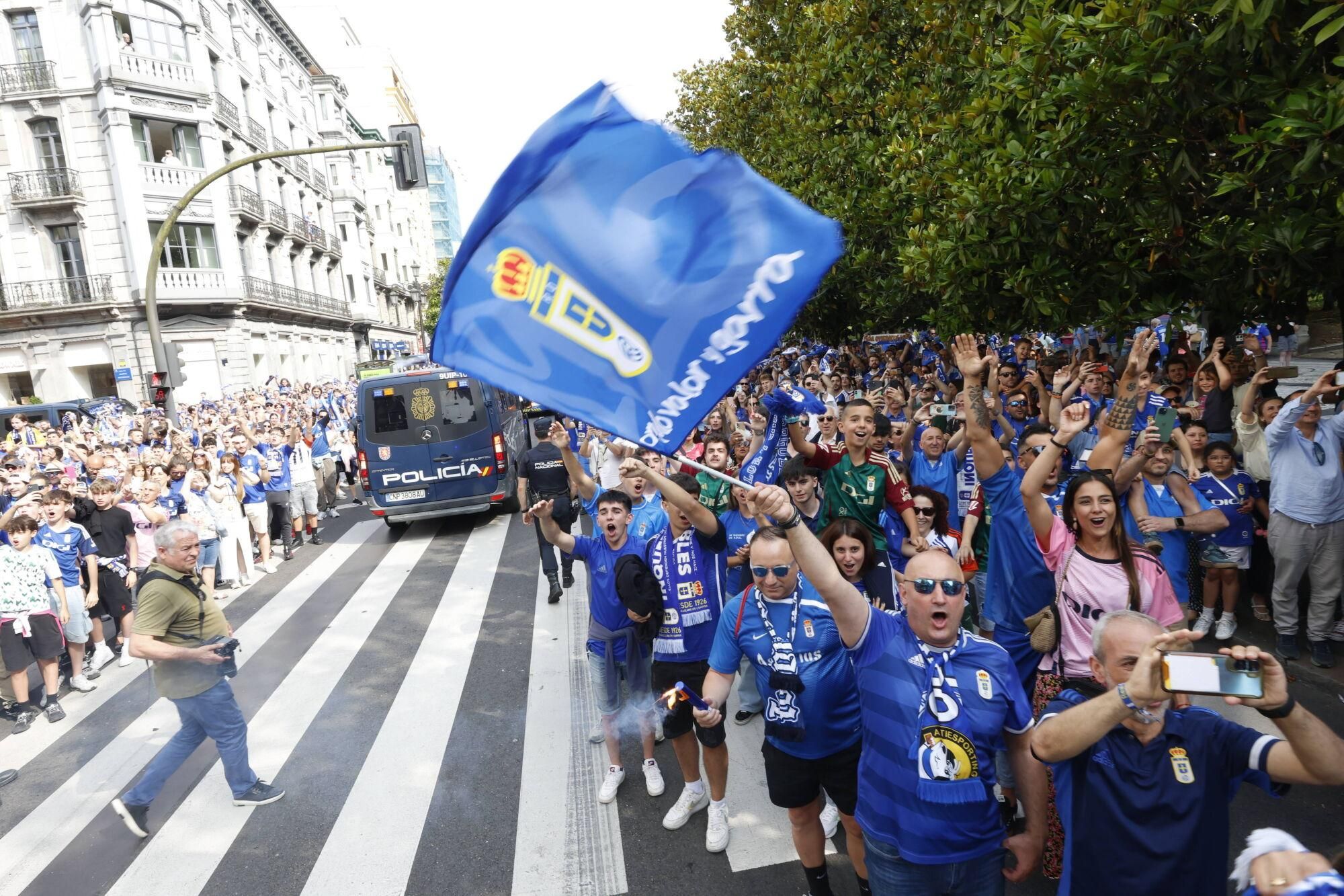 Locura azul en las calles de Oviedo para celebrar el ascenso del equipo a Primera División