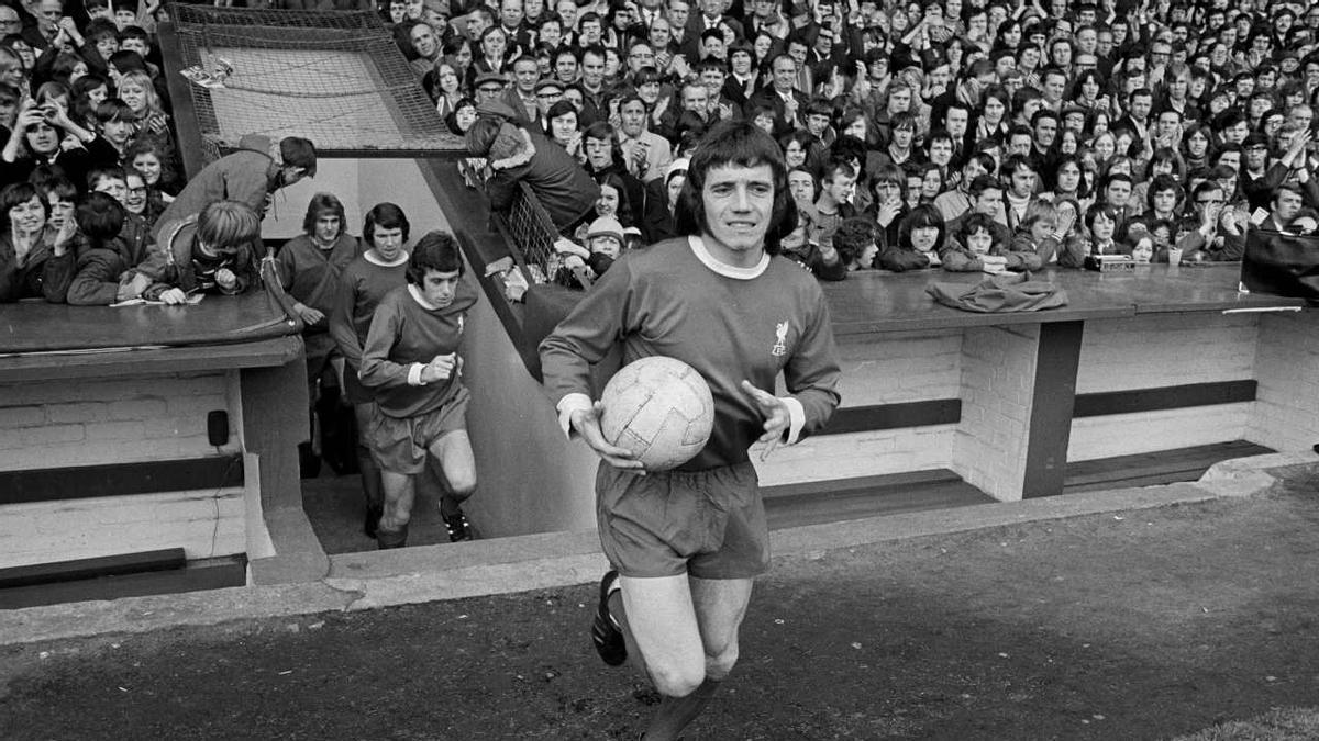 Keegan salta a Anfield con la camiseta del Liverpool.