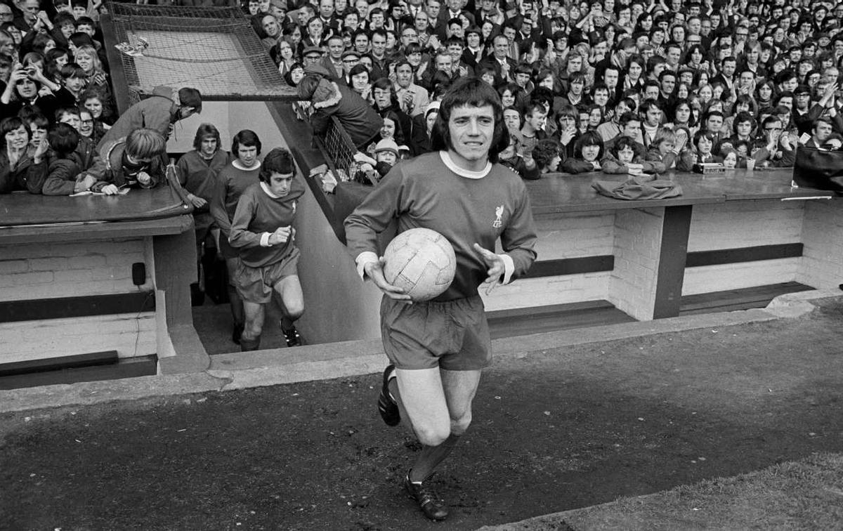 Keegan salta a Anfield con la camiseta del Liverpool.