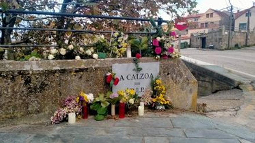 Una lápida con velas y flores en una playa viguesa: &quot;A Calzoa 2018. D.E.P.&quot;