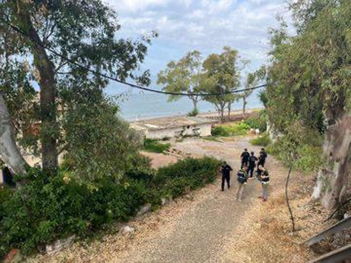 Agentes de la Policía Nacional durante el desalojo del antiguo camping Marbella.