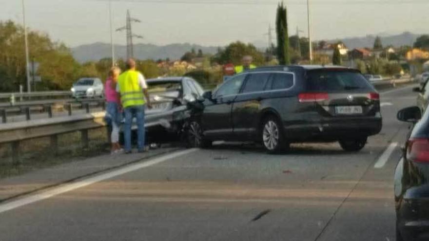 Cuatro accidentes, con tres heridos leves, provocan el colapso de la autopista &quot;Y&quot;