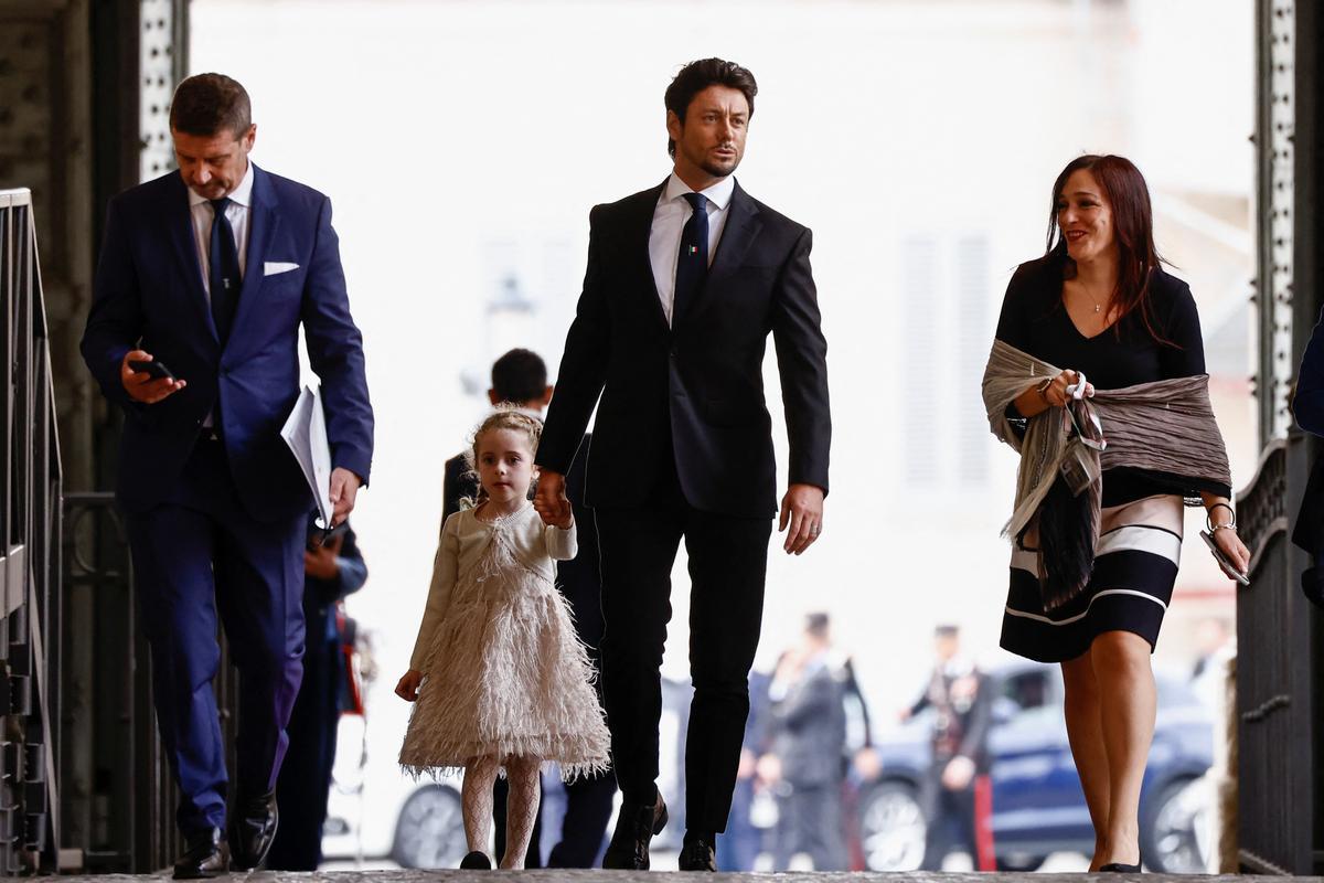 Andrea Giambruno, pareja de Giorgia Meloni, y la hija de ambos, a su llegada al palacio de Quirinale.