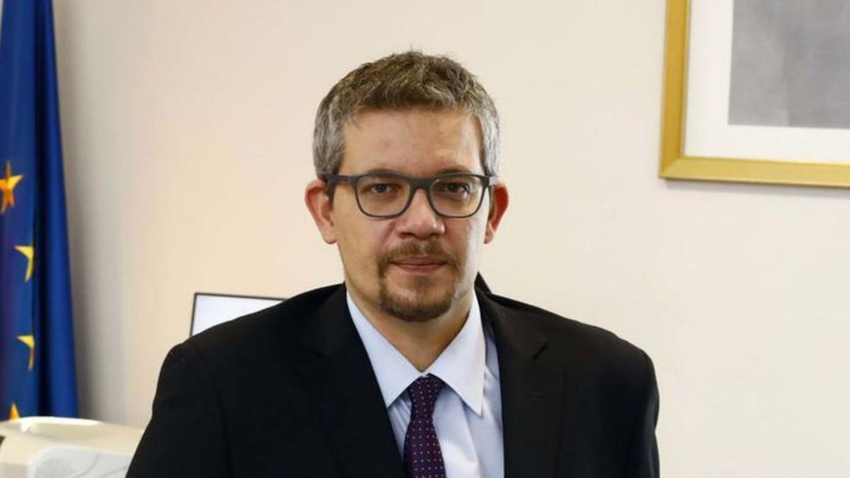 Raúl Camarón, director de empleo de Aragón desde 2019, en su despacho.