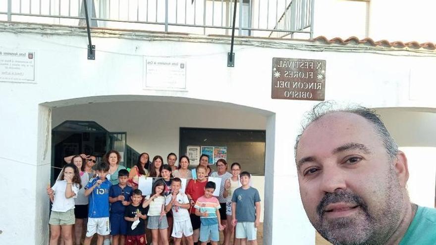 Niños y niñas de Rincón del Obispo, pedanía de Coria, elaboran marcapáginas para cuentos de bebés
