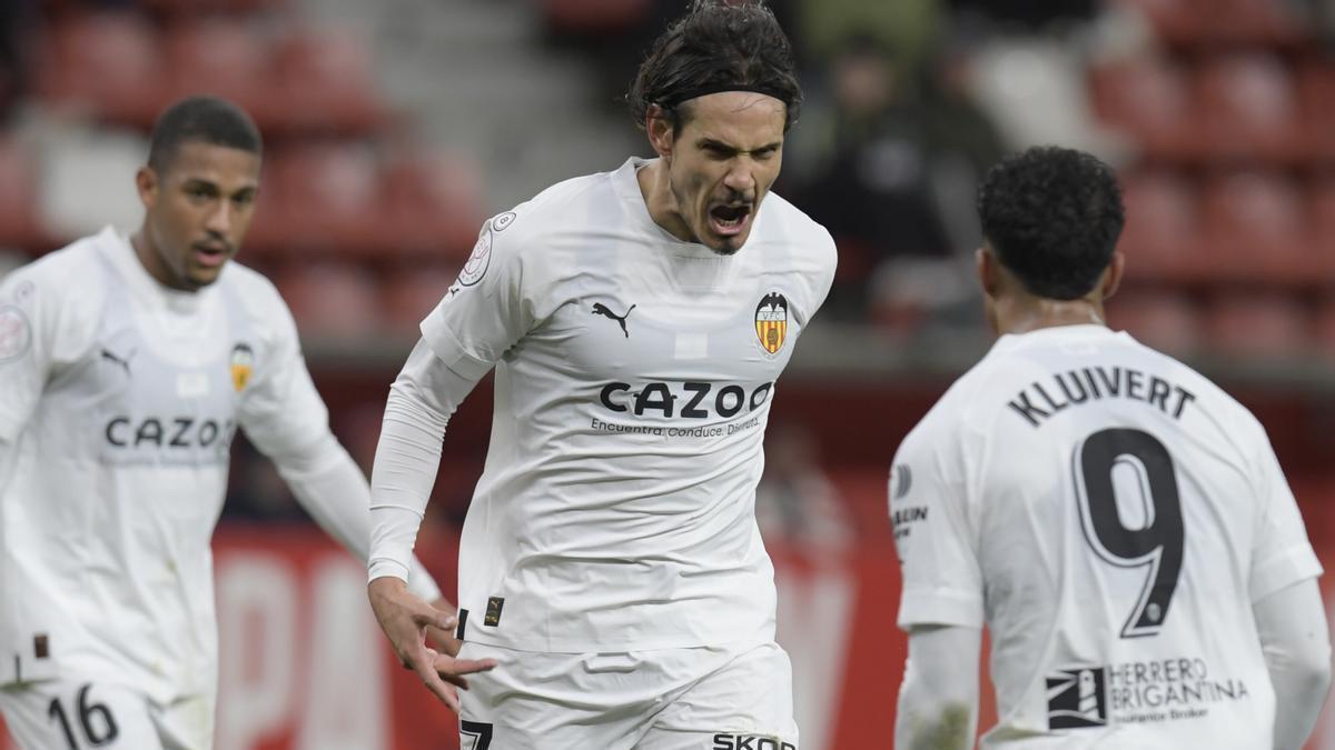 Cavani celebra uno de los goles frente al Sporting de Gijón