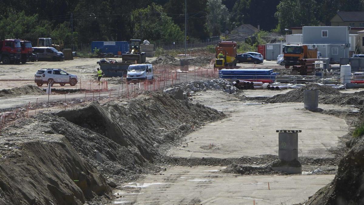 Estado de las obras de la terminal ferroviaria de la Plisan junto a la línea convencional del Miño esta semana. | | PABLO H. GAMARRA