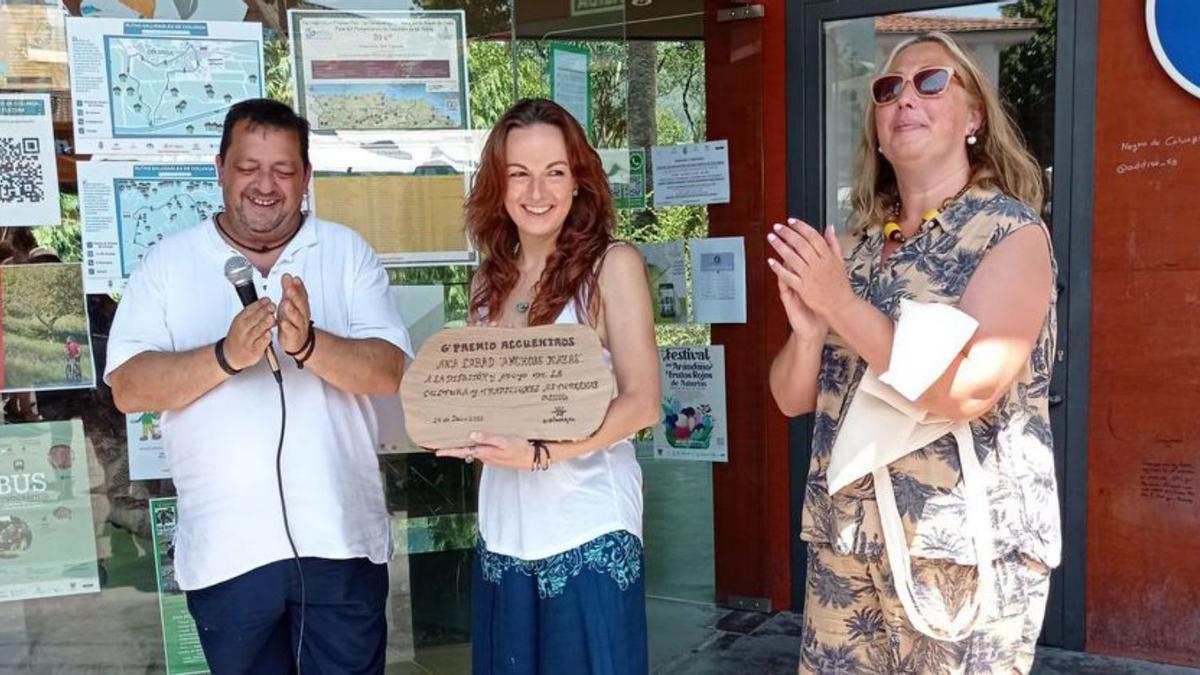 Fernando González, Ana Labad y la edil Blanca Gayo, ayer, en el acto de reconocimiento. | J. Q.