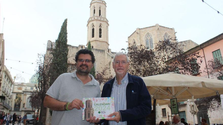 Josep Menchón i Miquel Àngel Ferrés amb el calendari del 2024 i el temple al fons. | SANTI COLL