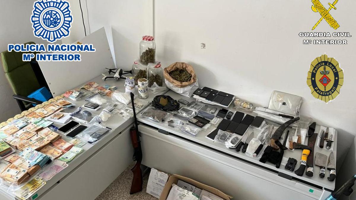 Els 130.000 euros, armes, mòbils i droga que els tres cossos policials van intervenir als 17 detinguts en un operatiu contra el tràfic de drogues.