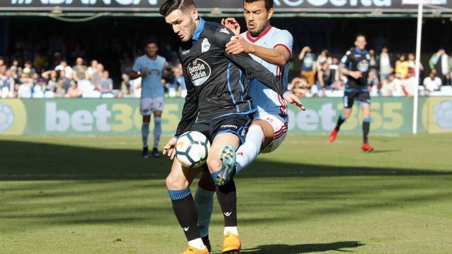 Lucas Pérez controla el balón ante Gustavo Cabral. // Cristina Grana