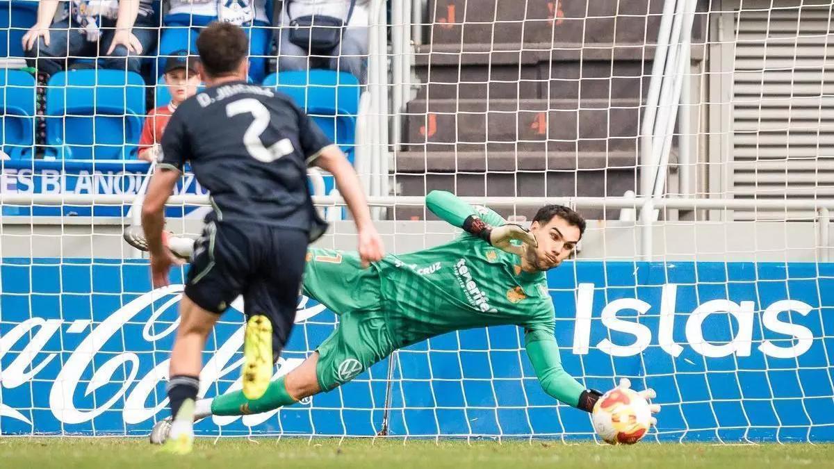 Dani Martín detiene un penalti en el partido contra el Real Madrid Castilla en el Heliodoro.