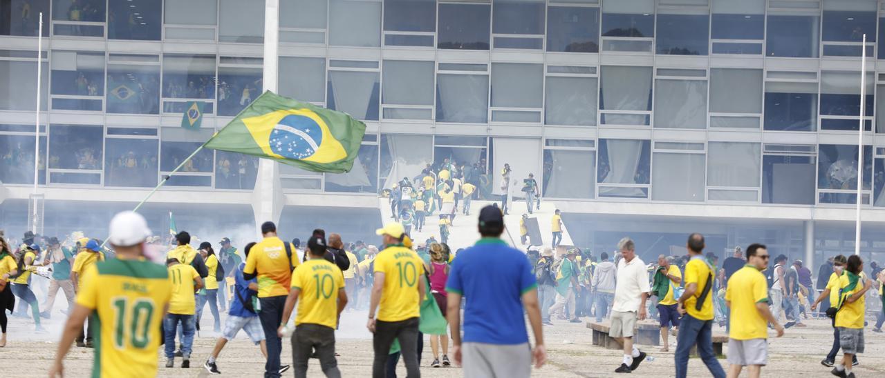Simpatizantes del expresidente de Brasil Jair Bolsonaro asaltan la sede de los poderes del Estado para exigir un golpe de Estado contra Lula da Silva