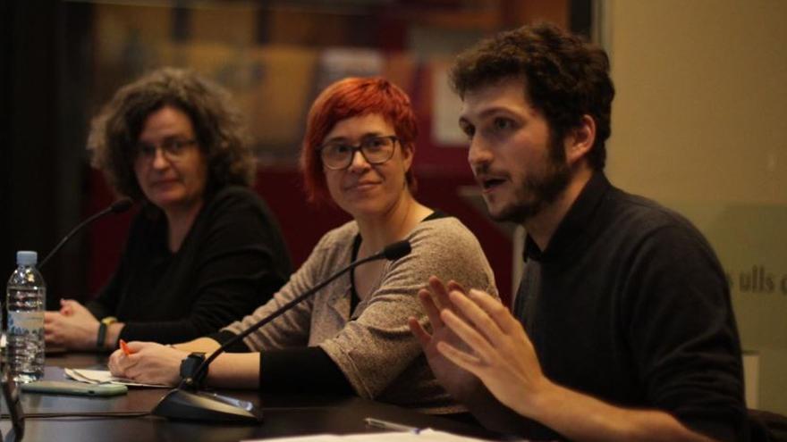 La secretaria general de Més, Àgueda Micó, en el centro junto al exlíder de Podem, Antonio Estañ esta tarde