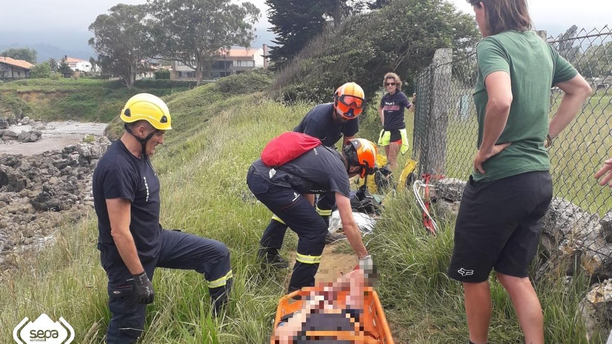 Un hombre de 66 años cae con su bicicleta por la senda costera de la playa de La Isla