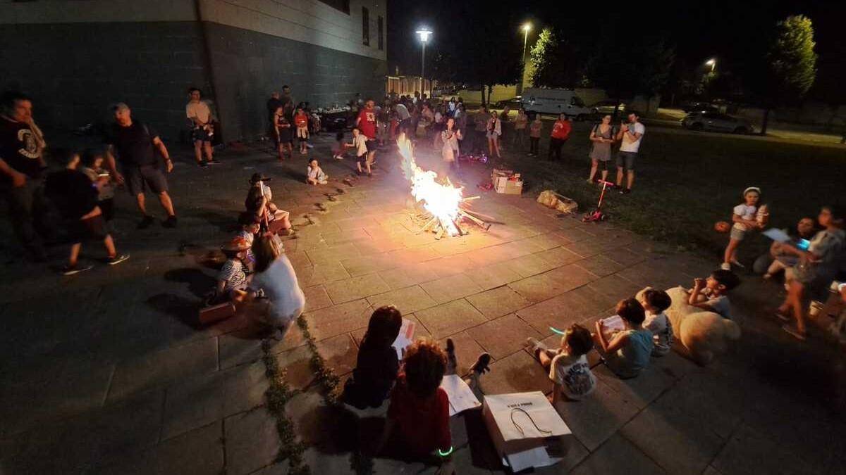 La cacharela de la urbanización de O Castiñeiriño, en Santiago, juntará este año a más de 40 familias