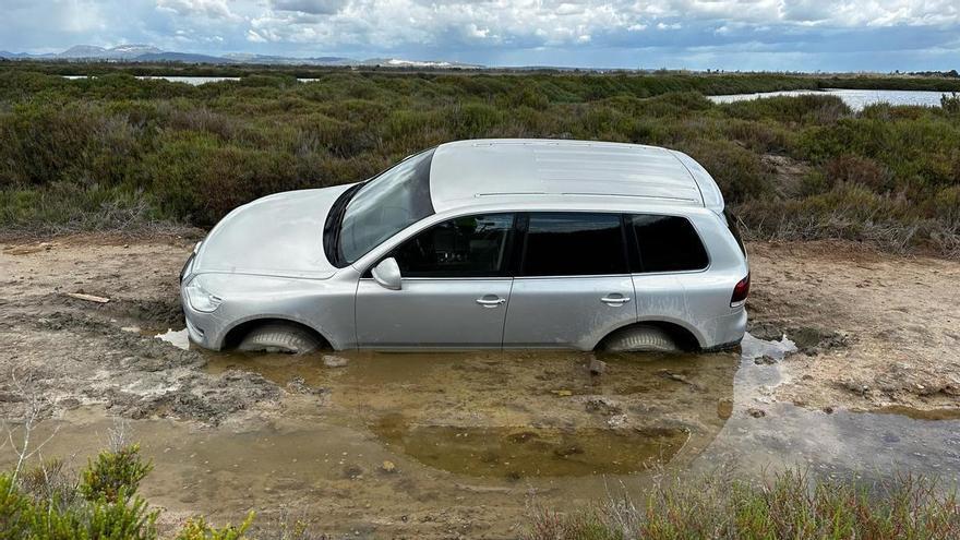 Un alemán deja su coche atascado en es Trenc