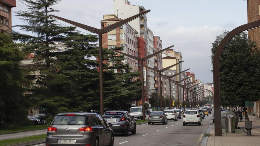 Tráfico rodado en la avenida de la Constitución.
