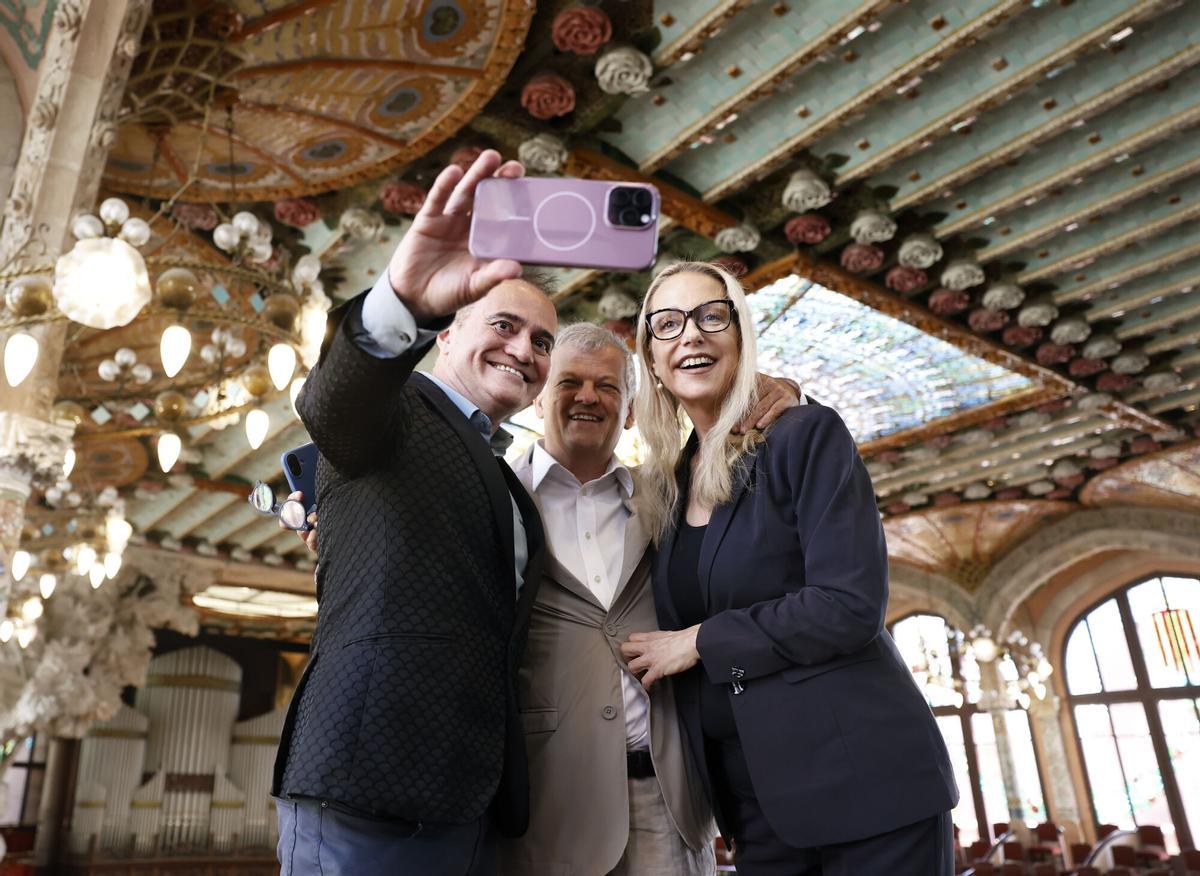 Katharina Wagner, la bisnieta del histórico compositor alemán, junto al director del Festival de Perelada, Oriol Aguilà, y el director artístico del Teatro Real, Joan Matabosch, durante la presentación de la gira de la orquesta del Festival de Bayreuth, que arrancará en el Palau de la Música de Barcelona.