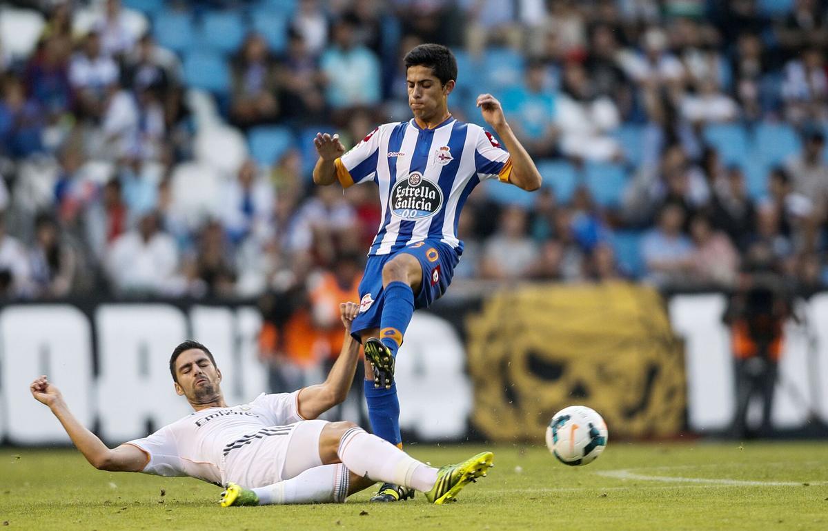 TROFEO TERESA HERRERA DE FUTBOL DISPUTADO EN EL ESTADIO DE RIAZOR ENTRE EL REAL CLUB DEPORTIVO DE A CORUÑA Y EL REAL MADRID. EN LA FOTO, BICHO. FUTBOL. PARTIDOS AMISTOSOS. TORNEOS VERANIEGOS. TORNEOS DE VERANO.