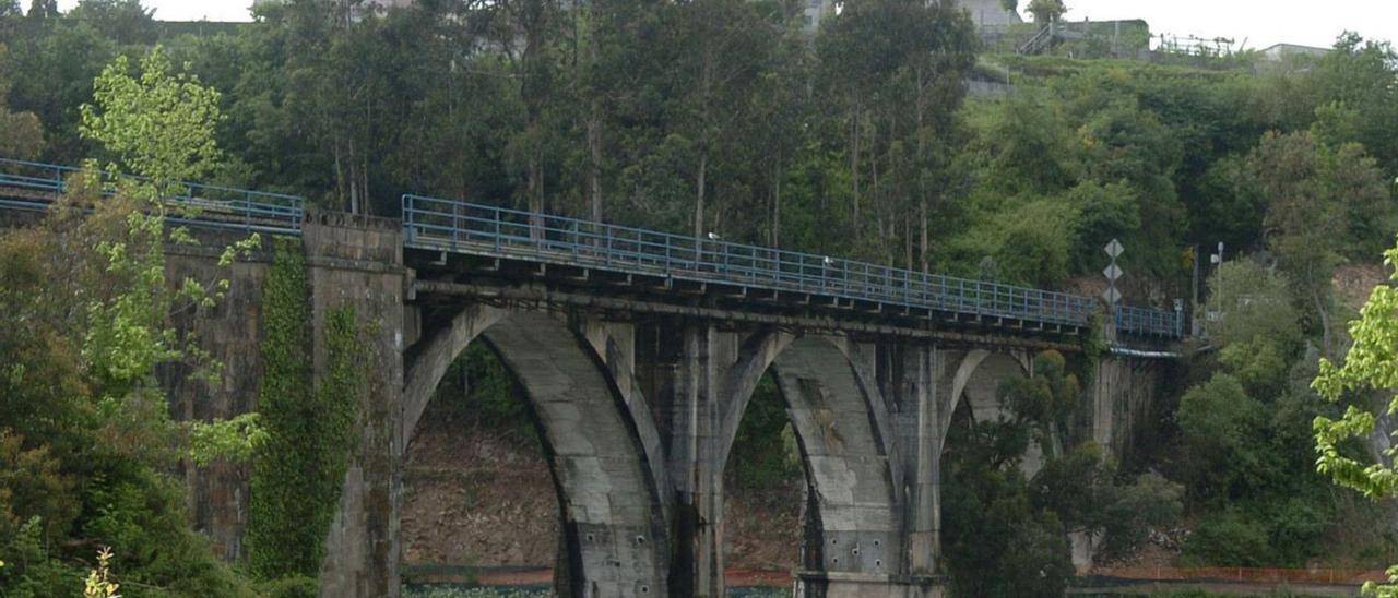 El viejo puente del ferrocarril sobre el río Lérez. |   // G. SANTOS