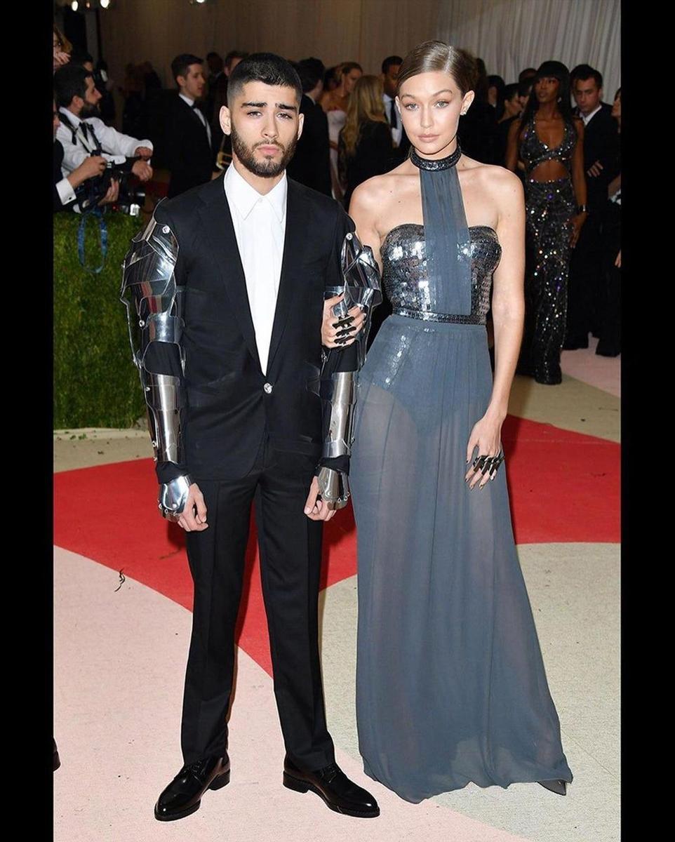 Gigi Hadi y Zayn Malik, de Versace, 2016