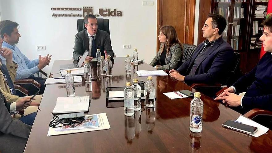 La reunión del alcalde Rubén Alfaro con los miembros del Círculo Empresarial del Medio Vinalopó que preside Daniel Zahonero.