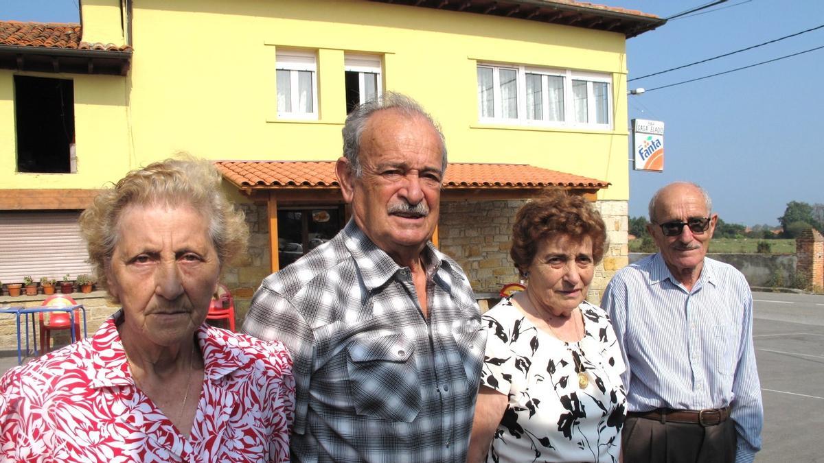 Aladino Amado, de camisa de cuadros, junto a su esposa y sus hermanos