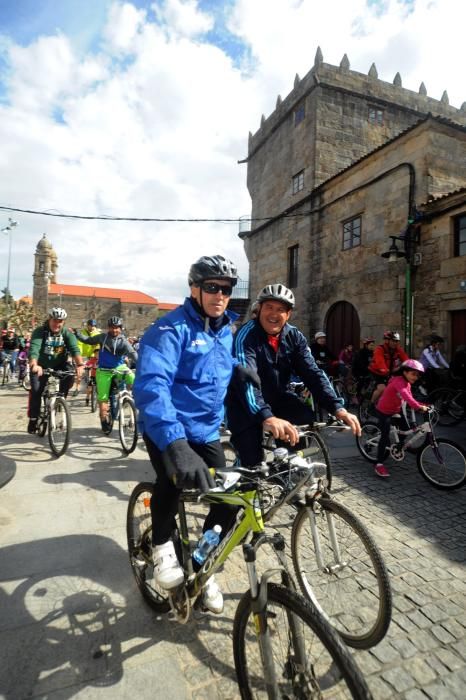 Un pelotón de ciclistas desafía a la lluvia en Cambados