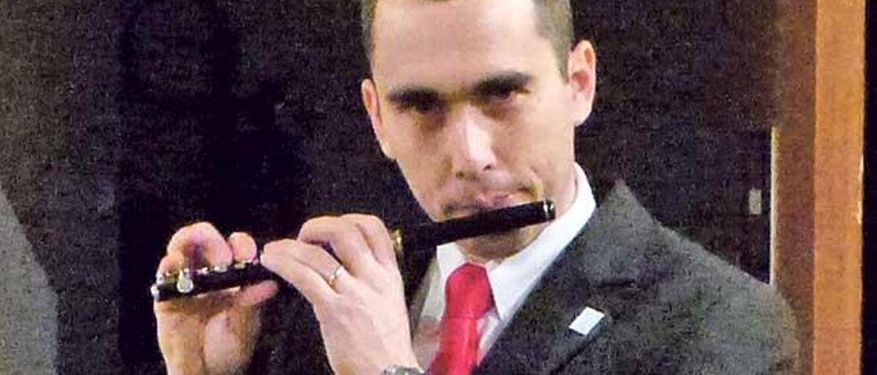 Jordi Vanrell tocando la flauta travesera.