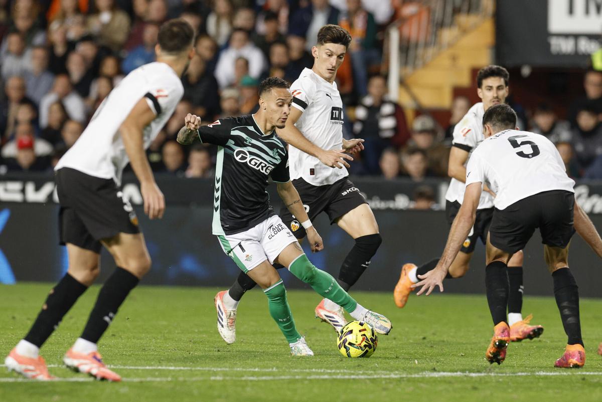 VALENCIA, 09/11/2025.- El delantero brasilero del Betis Antony (c) ante la defensa del Valencia durante el partido de la jornada 12 de LaLiga EA Sports que Valencia CF y Real Betis disputan este domingo, en el Estadio de Mestalla. EFE/ Kai Försterling