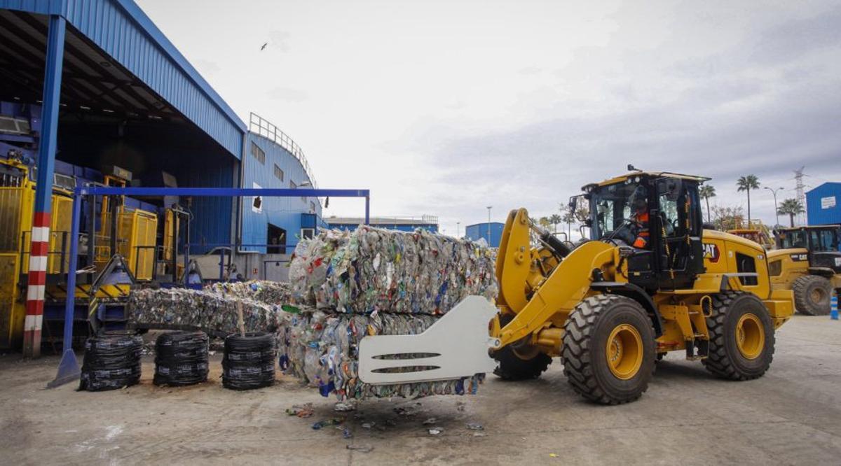 Maquinaria pesada transporta material reciclado en Casares.