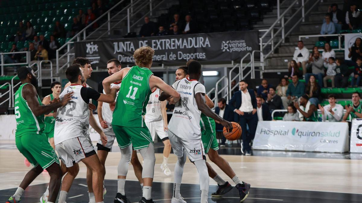 Imagen del Cáceres-Iraurgi, con Jacinto Carbajal al fondo.