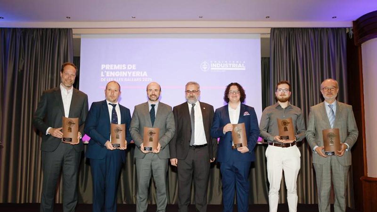 Imagen de los galardonados con sus premios.