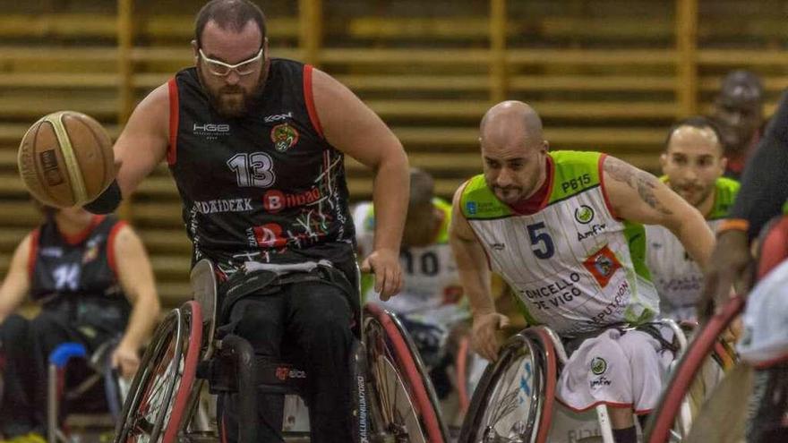 Un instante del partido disputado ayer por el Amfiv en el pabellón Txurdinaga. // FdV